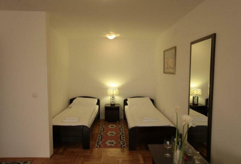 اتاق استاندارد چهارنفره با بالکن, Hostel Royal