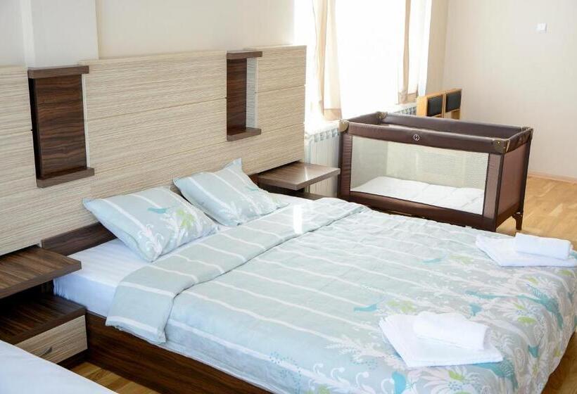 غرفة قياسية ثلاثية, Bella Nella