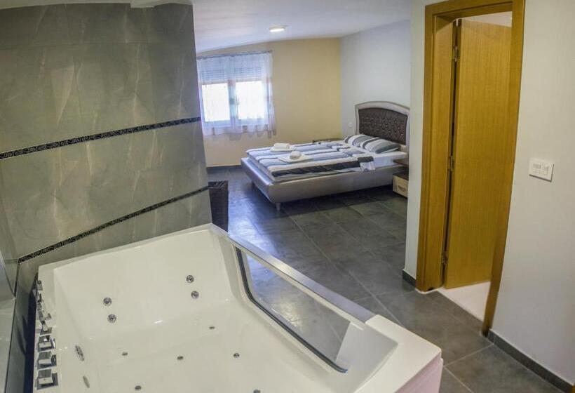 غرفة قياسية مزوَّدة بجاكوزي, Bella Nella