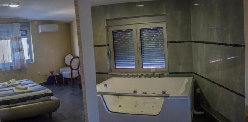 غرفة قياسية مزوَّدة بجاكوزي, Bella Nella