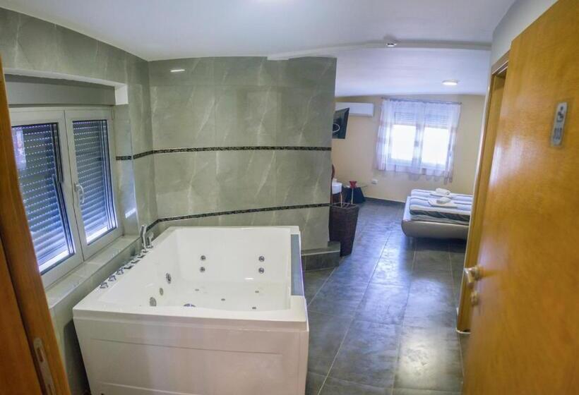 غرفة قياسية مزوَّدة بجاكوزي, Bella Nella