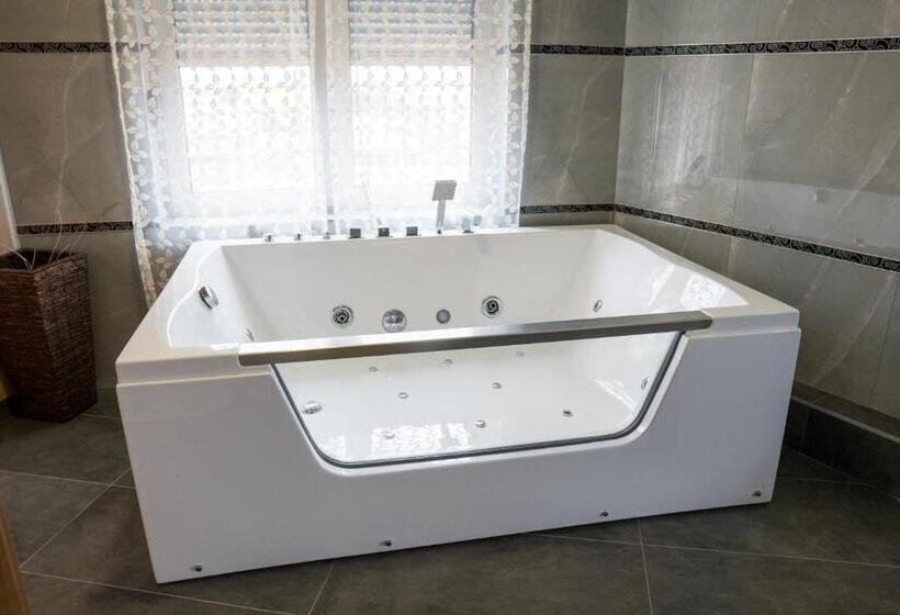 غرفة قياسية مزوَّدة بجاكوزي, Bella Nella