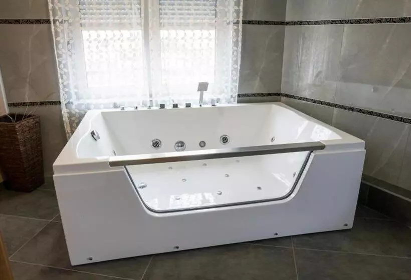 اتاق استاندارد با وان آب گرم, Bella Nella