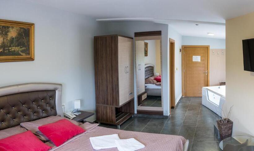 غرفة قياسية مزوَّدة بجاكوزي, Bella Nella