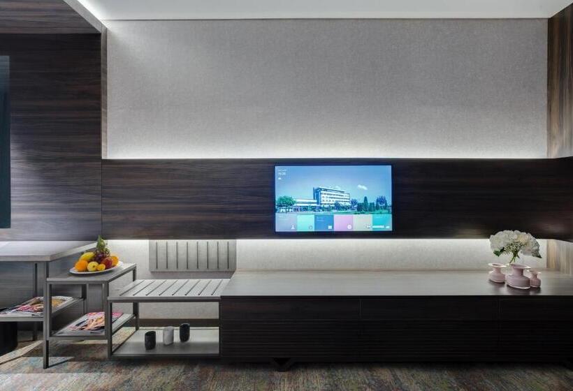 Deluxe Suite, Emerald