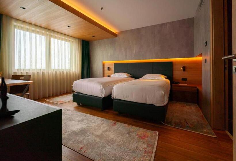 Executive Suite, Emerald