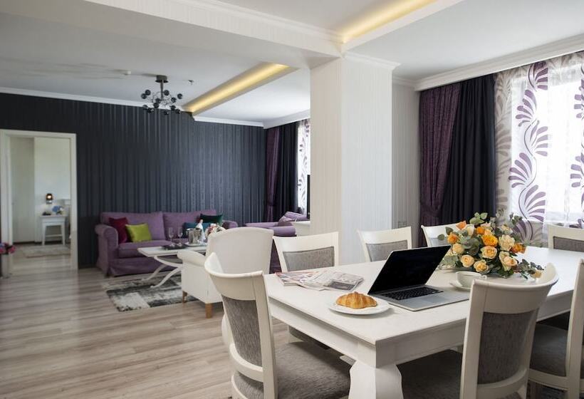 Deluxe Suite, Emerald