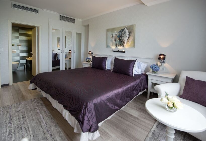 Deluxe Suite, Emerald
