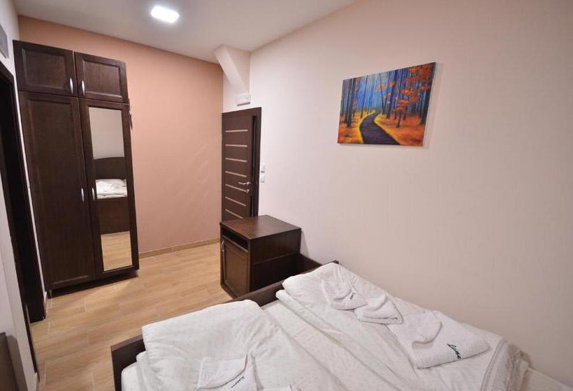 اتاق کلاسیک سه تخته, Lane