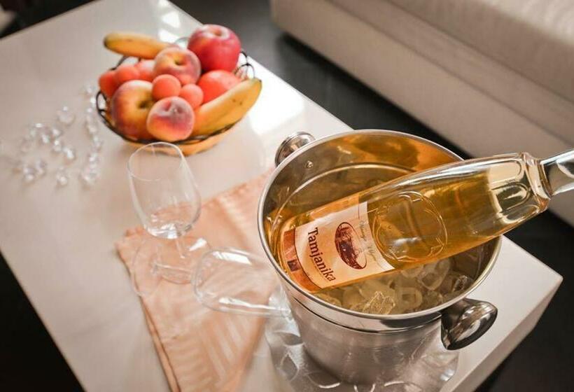 اتاق لوکس با بالکن, Sokoterme