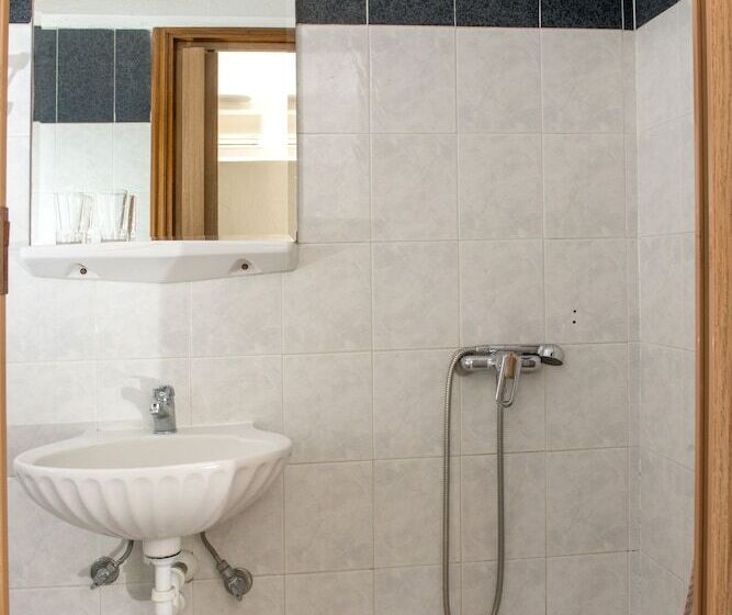 エコノミー４人部屋, El Greco Beach