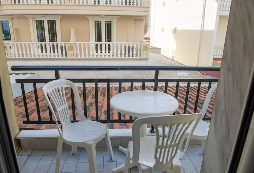 エコノミー４人部屋, El Greco Beach
