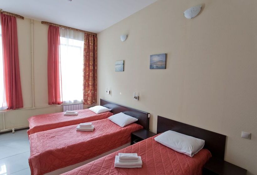 标准三人间, Bridge Inn