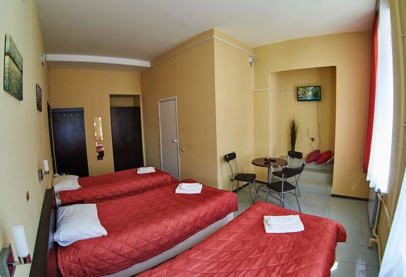 标准三人间, Bridge Inn