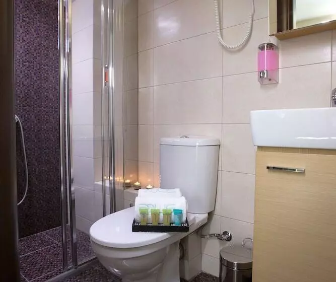 استودیوی استاندارد با چشم‌انداز شهر, Polis Apartments