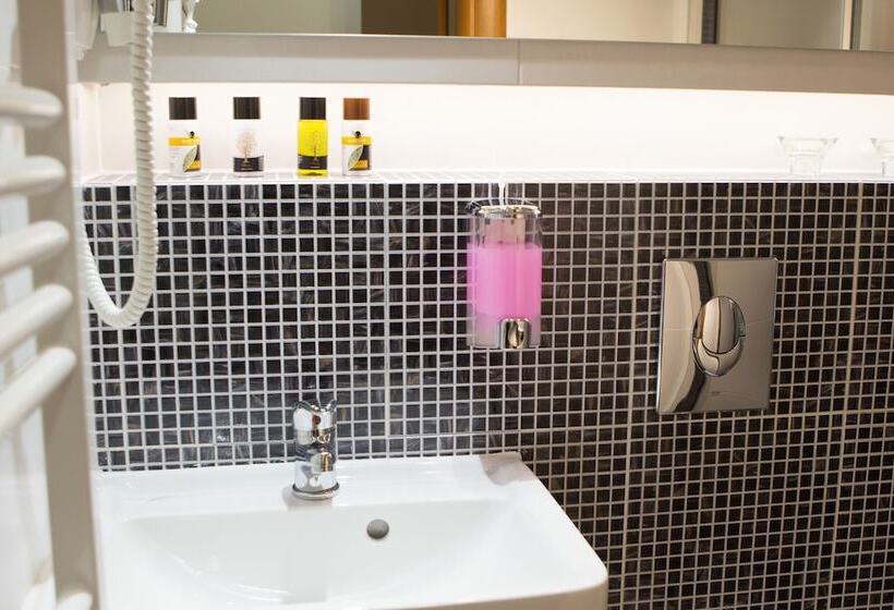 إستوديو قياسى, Polis Apartments