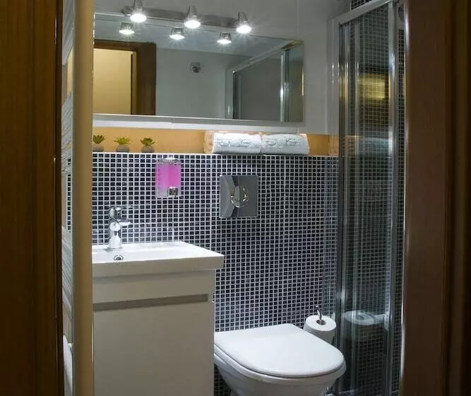 استودیوی استاندارد, Polis Apartments