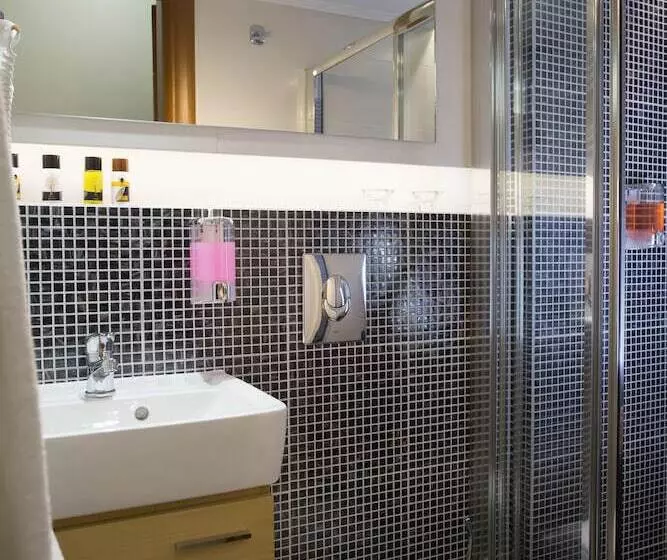 استودیوی استاندارد, Polis Apartments