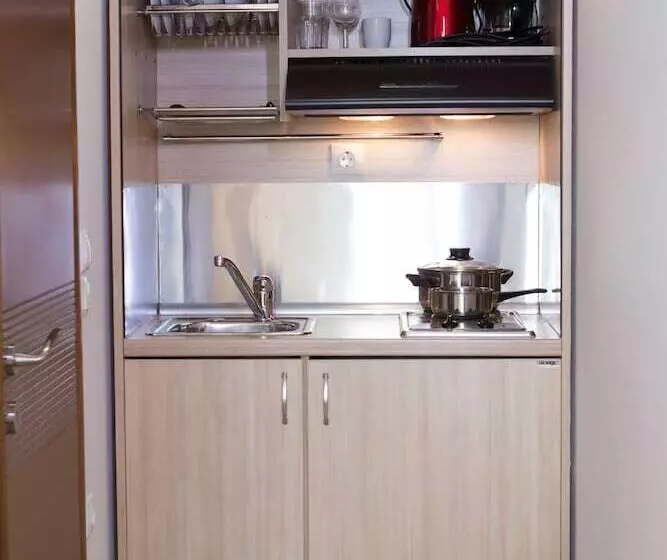 استودیوی استاندارد, Polis Apartments