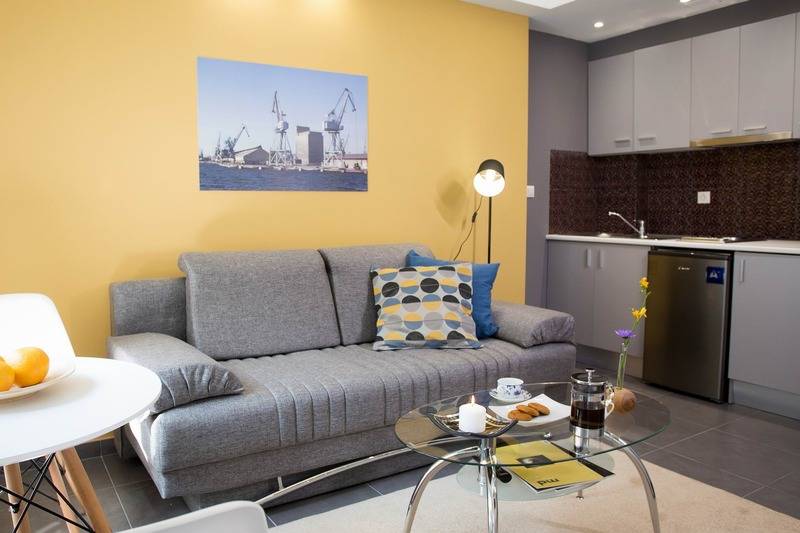 إستوديو سوبيريور, Polis Apartments