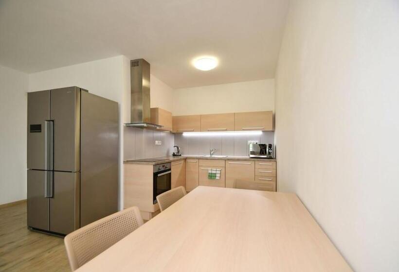 3침실 디럭스 아파트, Efi Palace