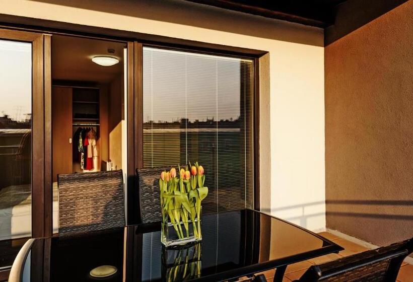 3침실 디럭스 아파트, Efi Palace