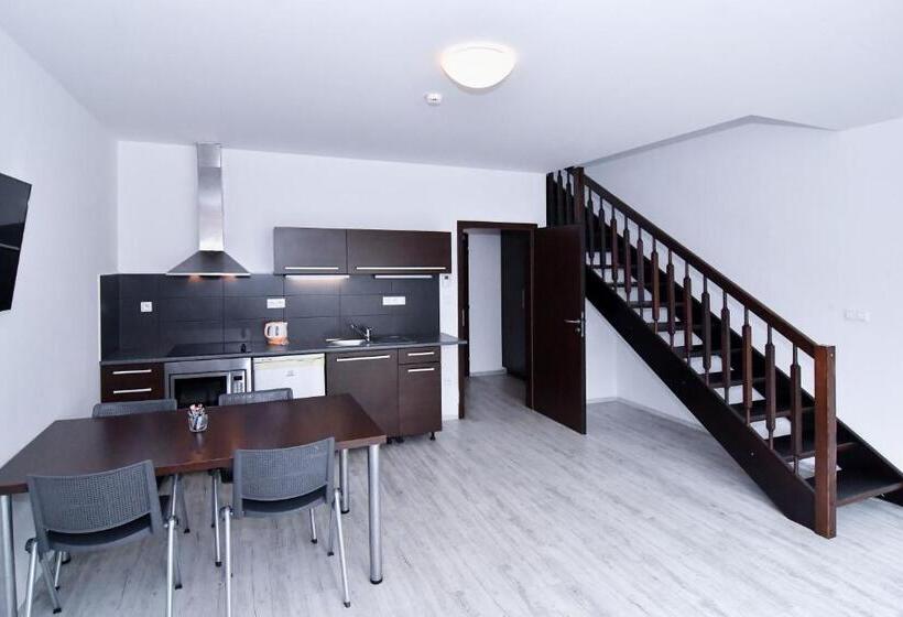 2침실 듀플렉스 아파트, Efi Palace