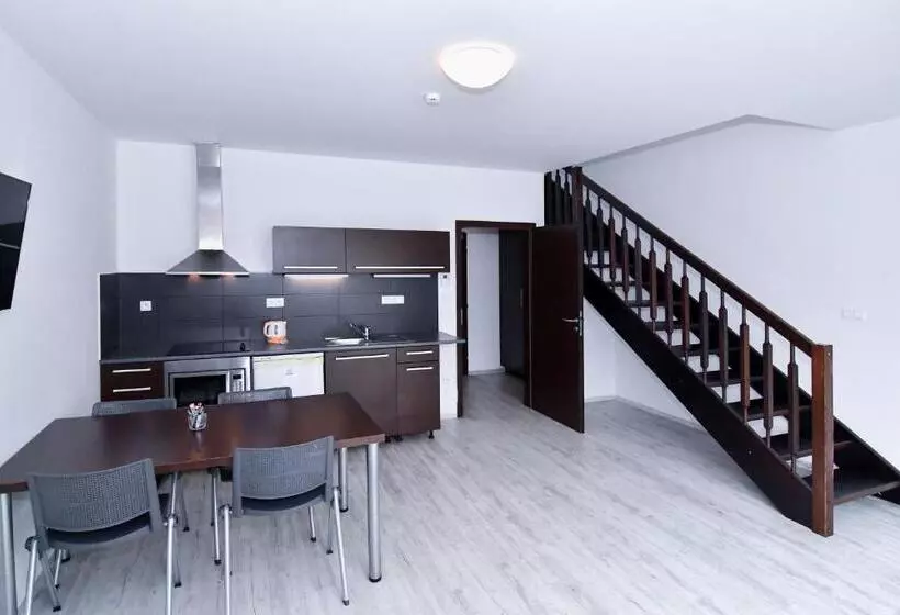 , Efi Palace