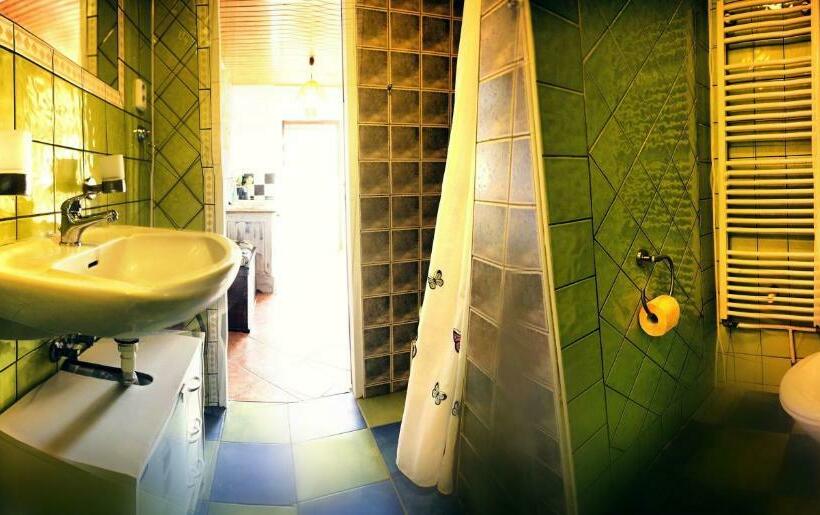 דירת חדר, Pension Laura