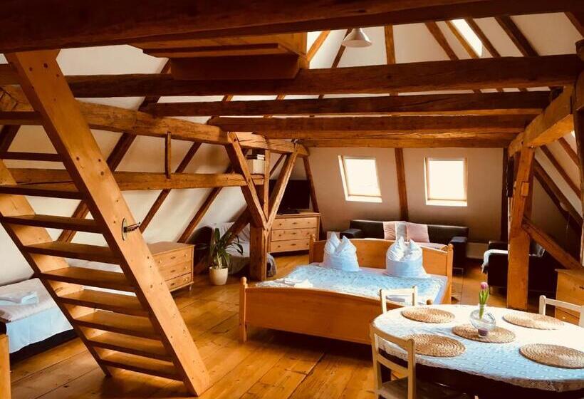 סוויטה משפחתית, Pension Laura