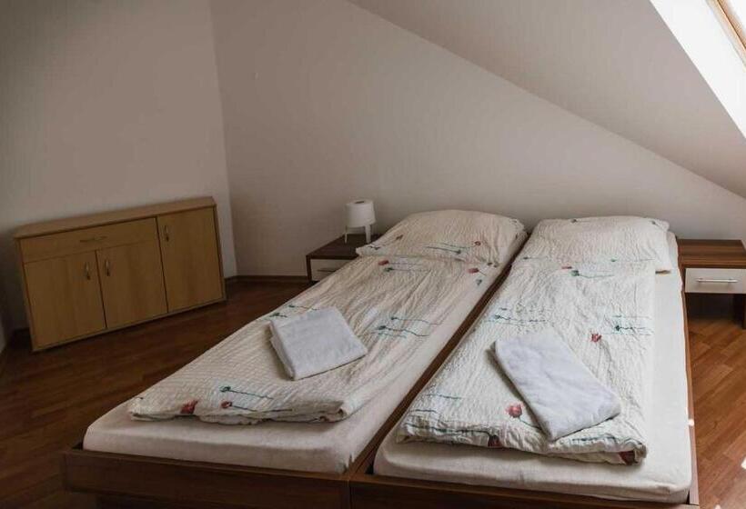 דירת חדר נוף לגינה, Penzion U Holuba