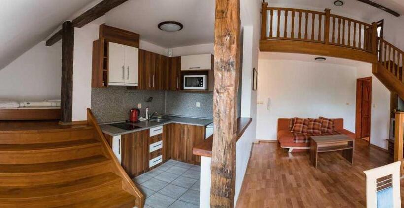 דירת חדר נוף לגינה, Penzion U Holuba