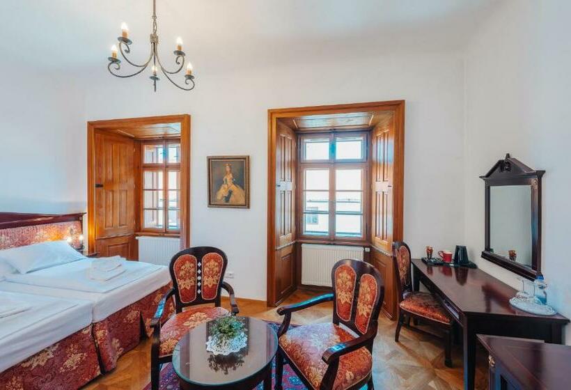 غرفة قياسية, Zamek Hradek U Susice