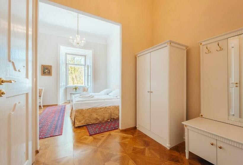 غرفة قياسية, Zamek Hradek U Susice