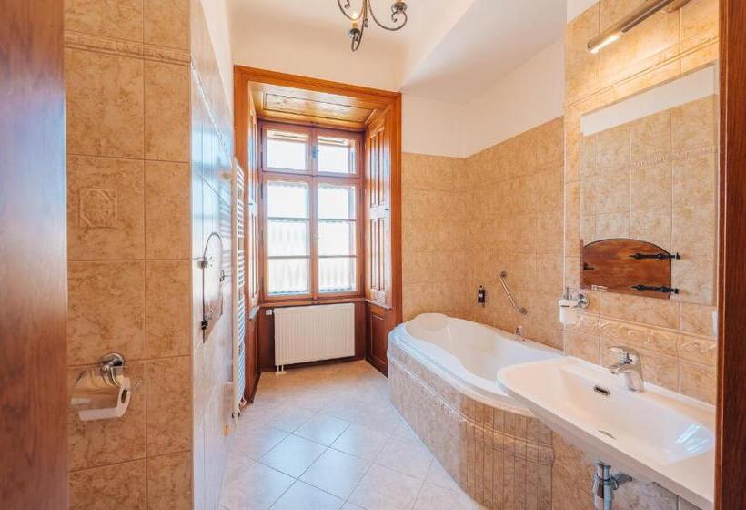 غرفة ديلوكس, Zamek Hradek U Susice