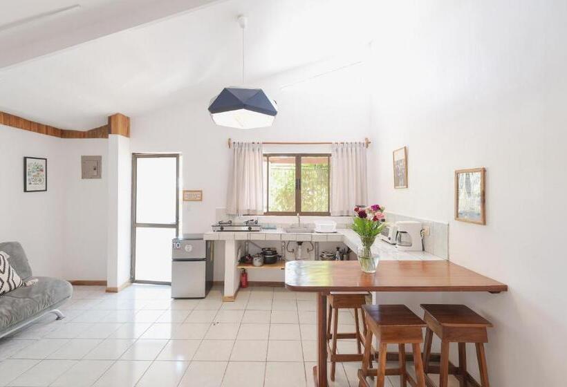 带1个卧室的带阳台的公寓, Maoritsio Garden Studios