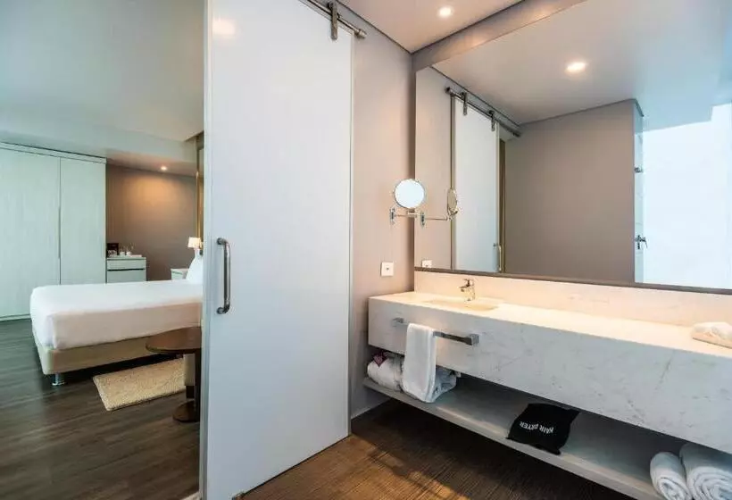 キングサイズベッドのデラックスルーム, Crowne Plaza Barranquilla, An Ihg
