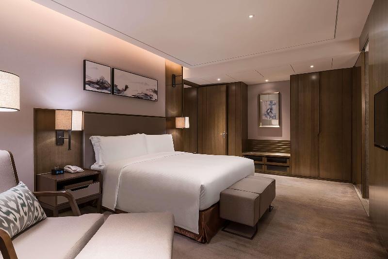 Deluxe Suite King Bed, Doubletree By Hilton Hotel Shiyan
