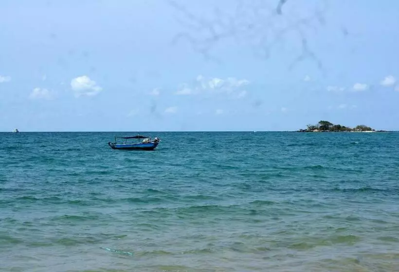 اتاق استاندارد سه تخته با چشم‌انداز باغ, Gold Sand Beach Bungalow