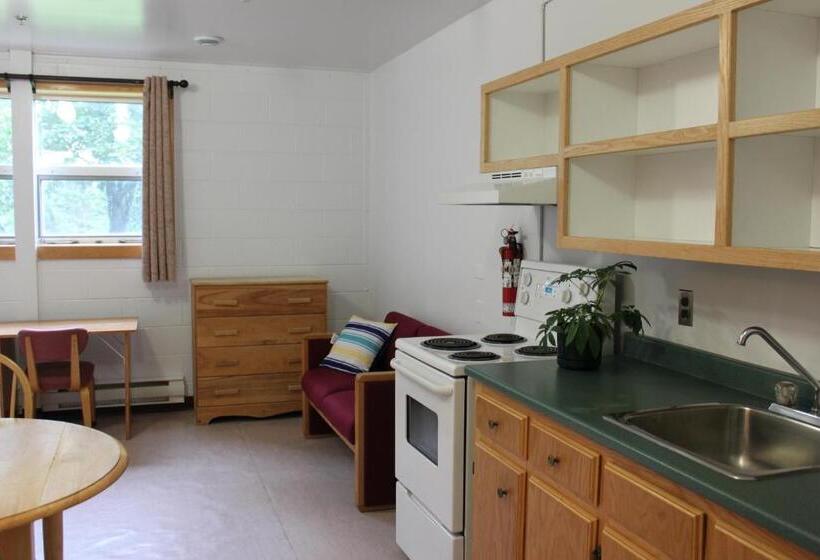 スタンダードスタジオ, Backpacker College At Memorial University   Grenfell Campus