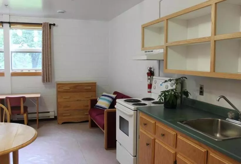 スタンダードスタジオ, Backpacker College At Memorial University   Grenfell Campus