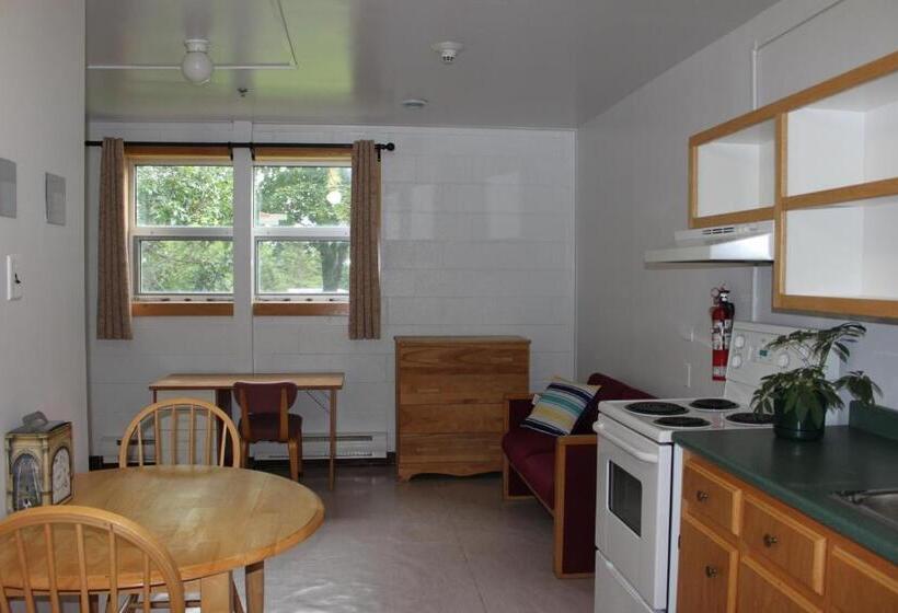 スタンダードスタジオ, Backpacker College At Memorial University   Grenfell Campus