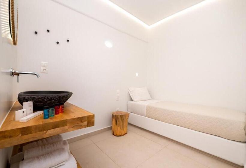 Номер Стандарт Трехместный, Thira