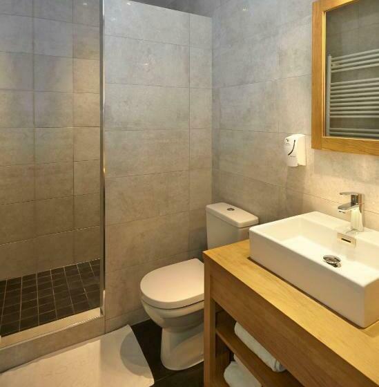 标准三人间, La Cour De La Paix