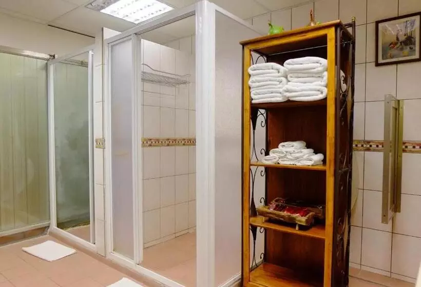 اتاق خانوادگی, Country Grange B&b