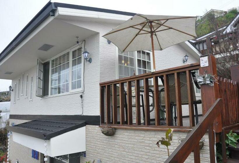 اتاق خانوادگی با چشم‌انداز کوه, Starhome Cottage