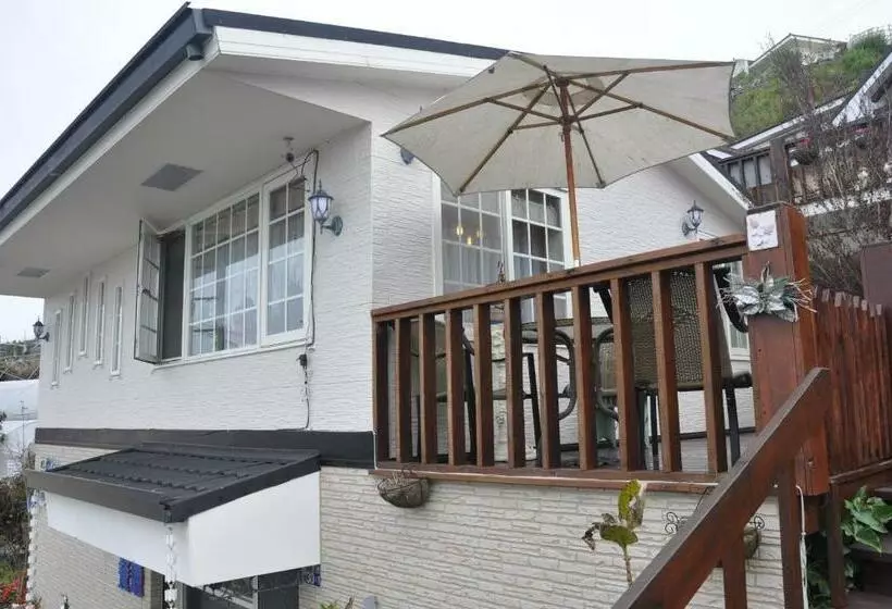 اتاق خانوادگی با چشم‌انداز کوه, Starhome Cottage