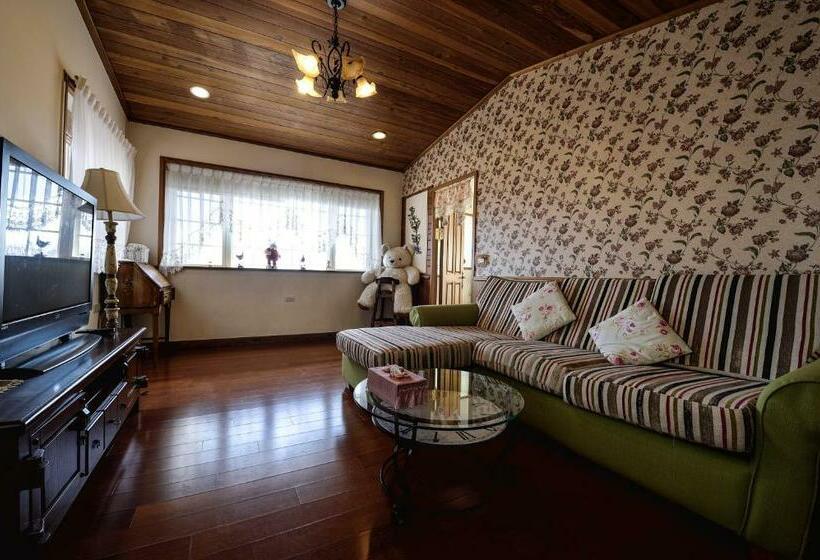 اتاق خانوادگی با چشم‌انداز کوه, Starhome Cottage
