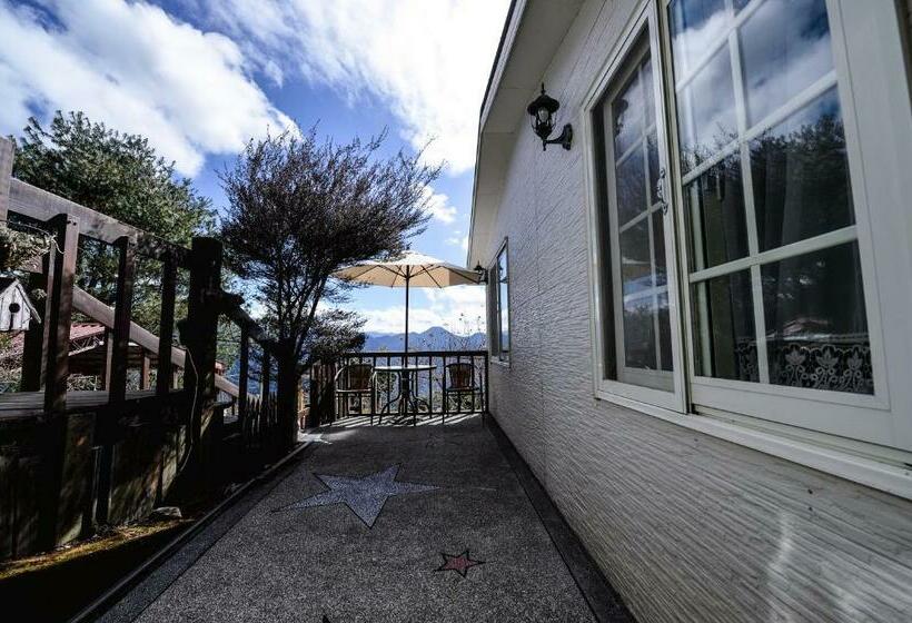 اتاق خانوادگی با چشم‌انداز کوه, Starhome Cottage