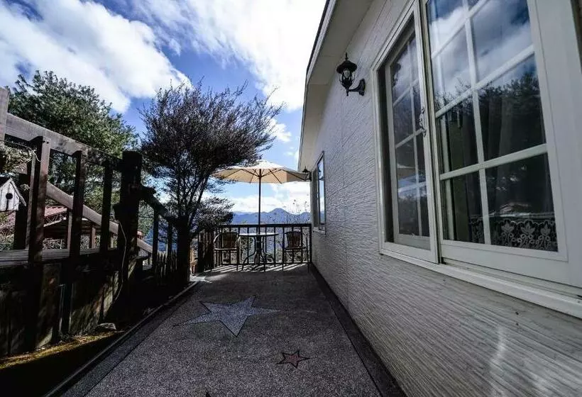 اتاق خانوادگی با چشم‌انداز کوه, Starhome Cottage